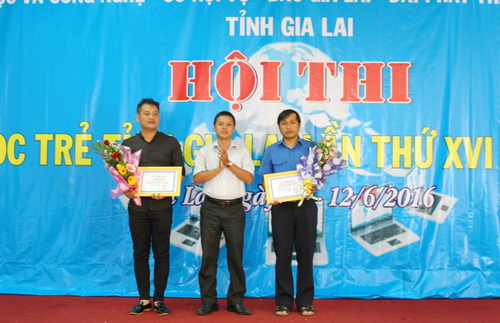 Bí thư Tỉnh đoàn Nguyễn Hoàng Phong trao giải nhất cho khối cán bộ, công chức